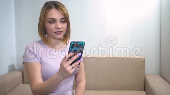 女孩看着手机高兴地喊道视频的预览图