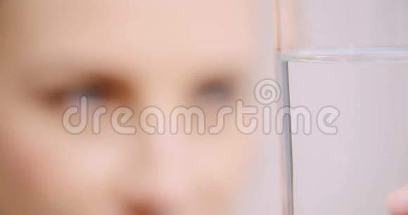 女人看着一杯水的极度亲密视频的预览图
