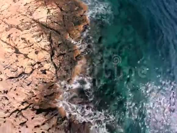 绿松石的水在海岸和无人驾驶飞机上跳动视频的预览图