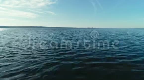 蓝色湖泊的鸟瞰图视频的预览图