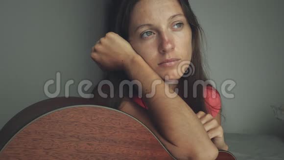 带吉他的悲伤女人的肖像视频的预览图