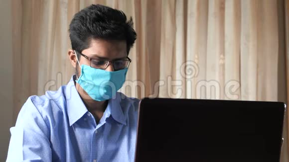 在家工作的有预防传染病的人视频的预览图
