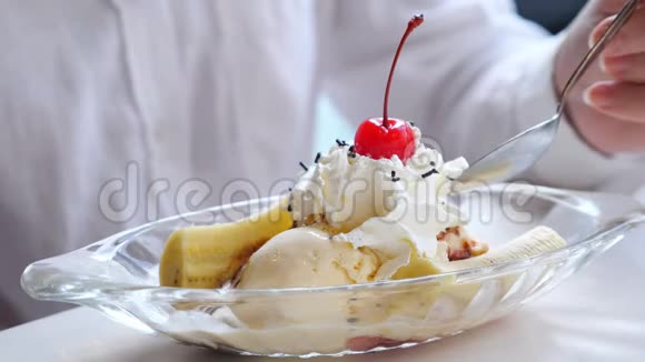 冰淇淋和鲜奶油香蕉和樱桃视频的预览图