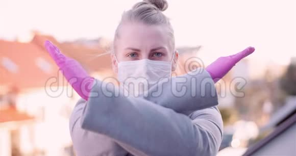 戴防护面罩和手套的女人视频的预览图