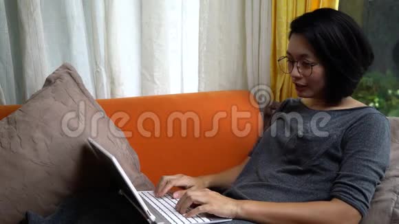 快乐的女人在家里电脑学习视频的预览图