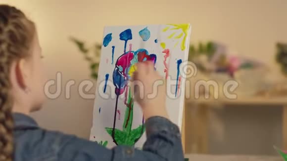 年轻艺术家绘画爱好女孩抽象作品视频的预览图