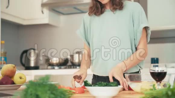 两个年轻漂亮的女人在明亮的厨房里做饭视频的预览图