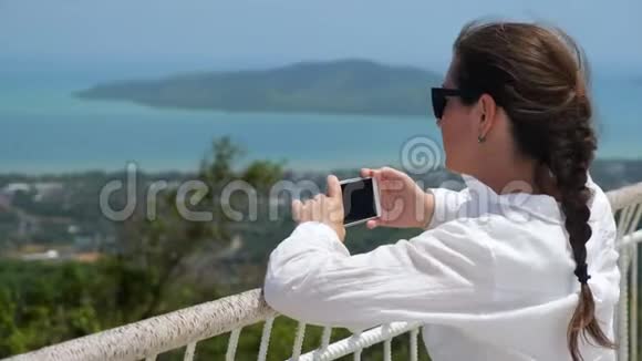 穿着白色上衣和黑色太阳镜的布鲁内特拍照视频的预览图