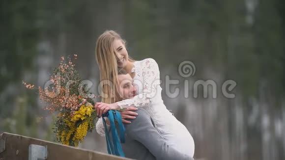 男人抱着妻子视频的预览图