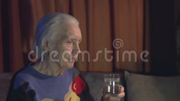 奶奶喝水视频的预览图