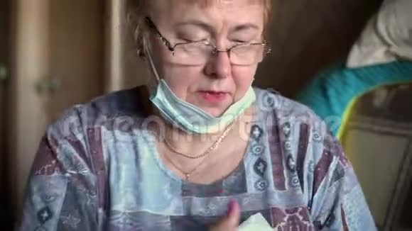 奶奶在家期间COVID19冠状病毒大流行视频的预览图