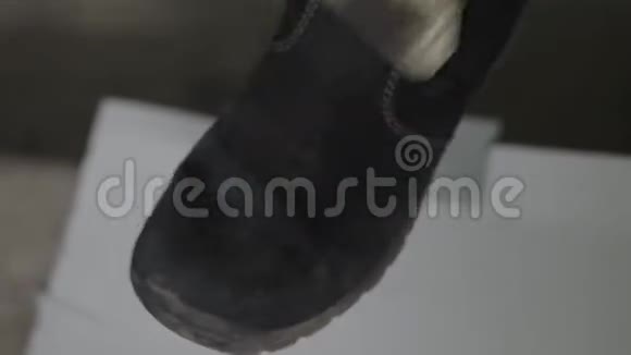 用刷子清洗黑色靴子视频的预览图