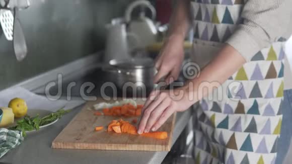 女人切胡萝卜做菜板汤视频的预览图
