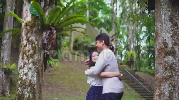 印尼情侣拥抱温柔浪漫时刻亚洲巴厘岛模特视频的预览图
