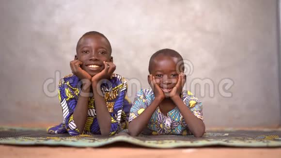 近距离观看两个非洲男孩将他们的悲伤镜头带入大笑视频的预览图