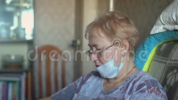 奶奶在家期间COVID19冠状病毒大流行视频的预览图