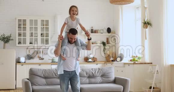 可爱的爸爸带着小女儿在家捎带视频的预览图
