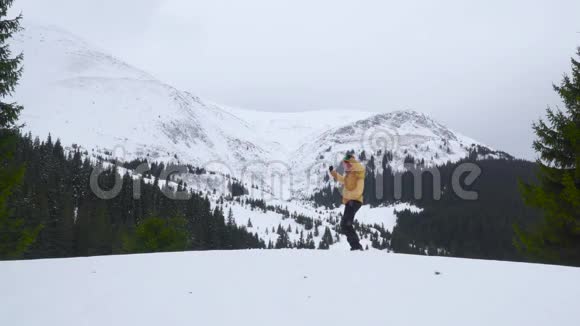 冬天一个人在山上跳舞视频的预览图