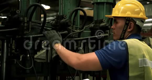 工厂工人视频的预览图