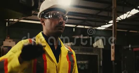 工厂里的工人视频的预览图
