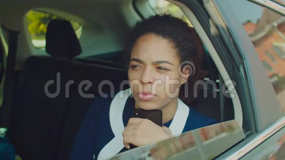 坐在车后座的带电话的女强人视频的预览图