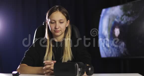 年轻女性放置3D虚拟现实耳机视频的预览图