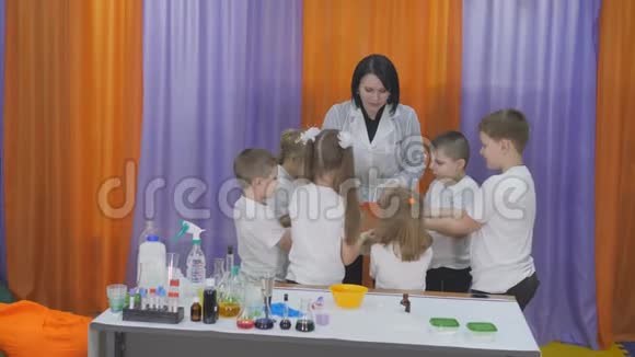 儿童化学实验人们把粘性物质向不同的方向拉伸光明的情感视频的预览图