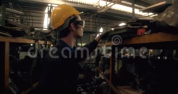 工厂里的工人视频的预览图