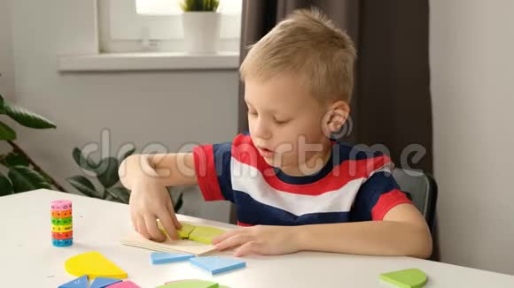 小男孩幼儿在学校用分数做简单的数学练习特写除分数数学视频的预览图