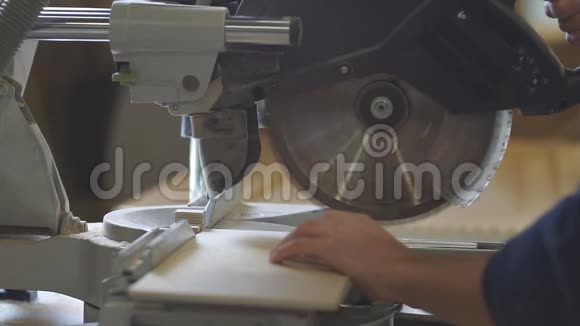 木匠用圆锯的裁剪照片视频的预览图