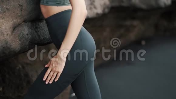 紧身衣女性运动服的一部分柔韧性背景摇滚视频的预览图