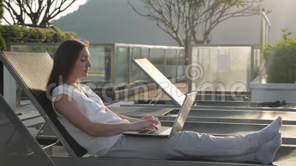 年轻的女商人在笔记本电脑上工作视频的预览图