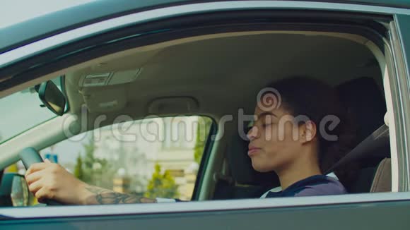 坐在驾驶座上的黑人正微笑视频的预览图