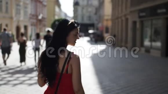 美丽的女孩走在街上黄色高清视频视频的预览图