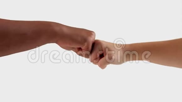 不同肤色的男性手与女性手的拳头冲突视频的预览图