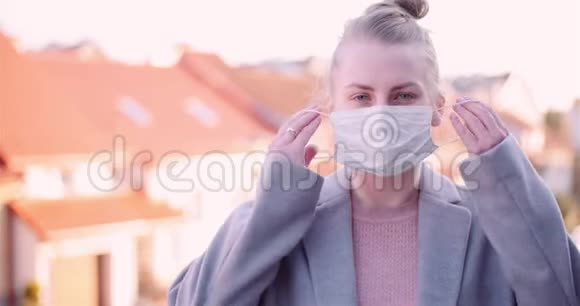 女人把保护面具戴在脸上视频的预览图