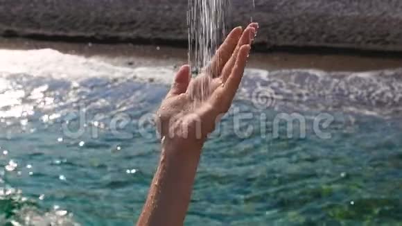 饮用水水滴落在手上女人的手在玩饮料水滴视频的预览图
