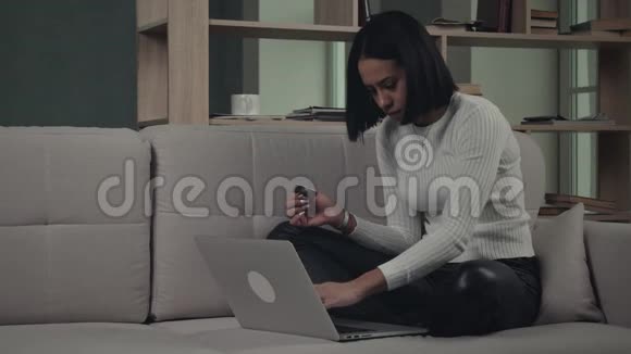 美丽的女人在家做网上采购视频的预览图