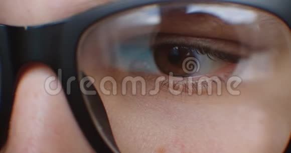 一个男人用眼镜看着屏幕把它们摘下来从疲劳中摩擦出来眼睛疲劳视频的预览图