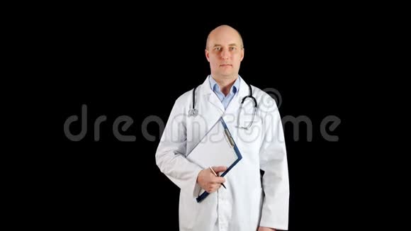 肖像男医生穿着医用长袍和剪贴板在黑色背景穿白色外套的听诊器的医生视频的预览图