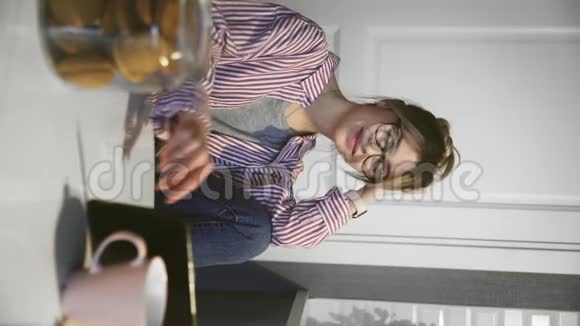 快乐女人在厨房的数码平板电脑上观看搞笑视频的垂直视频视频的预览图