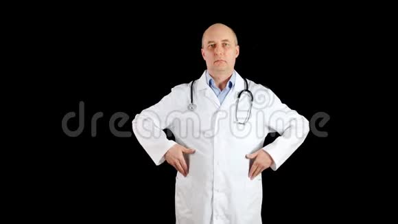 医生双手插在口袋里说不在黑色背景上摇头医务工作者摇头说不视频的预览图