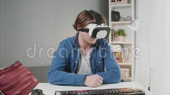 在房间里戴虚拟现实眼镜的年轻人视频的预览图