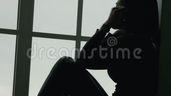 沮丧的黑女孩靠近窗户视频的预览图
