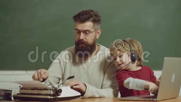 老与年轻一对父子世代冲突青年与老年比较父子俩用旧打字机打字视频的预览图