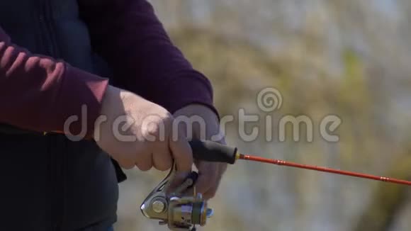 旋转的渔夫的手视频的预览图