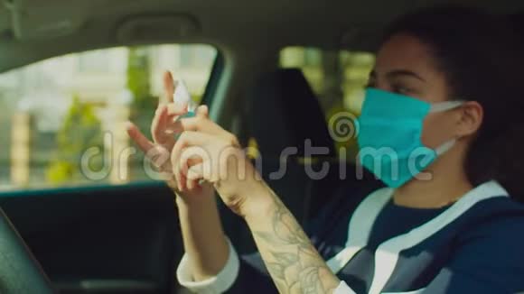 在车里的妇女使用洗手液预防感染视频的预览图