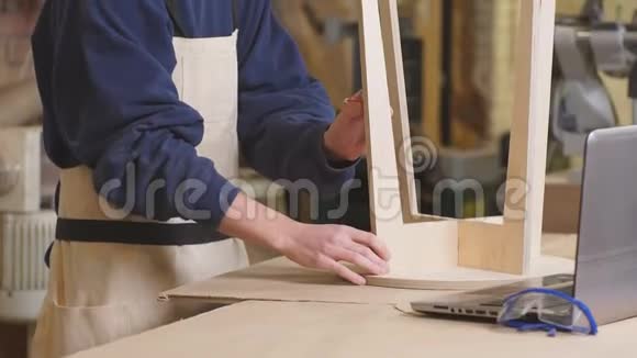 严肃的木匠做木椅视频的预览图