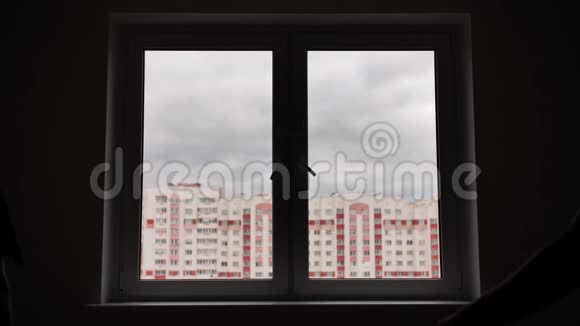 新公寓窗户背景上新婚夫妇的剪影视频的预览图