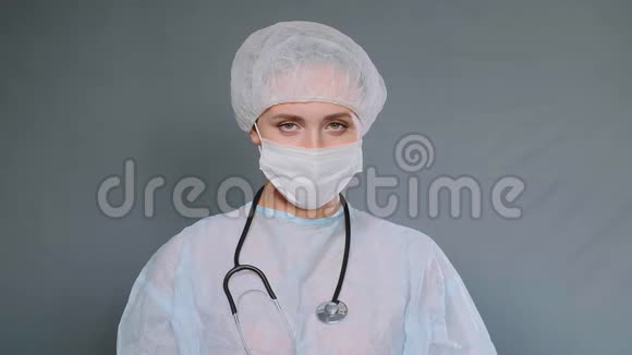 穿防护服的精疲力竭医生摘下口罩和帽子视频的预览图